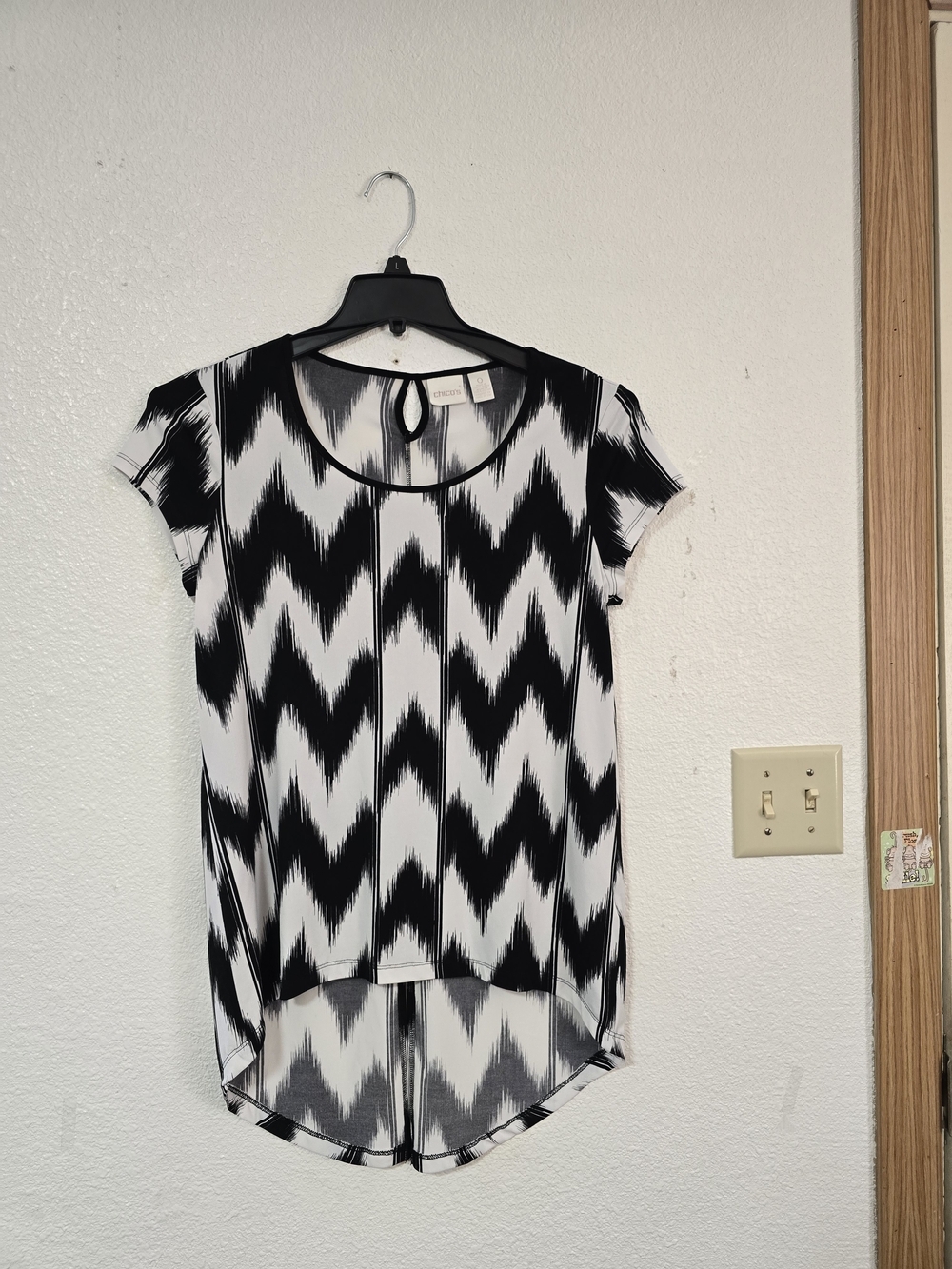 Chico's Black & White Zigzag Short Sleeve High-Low Top